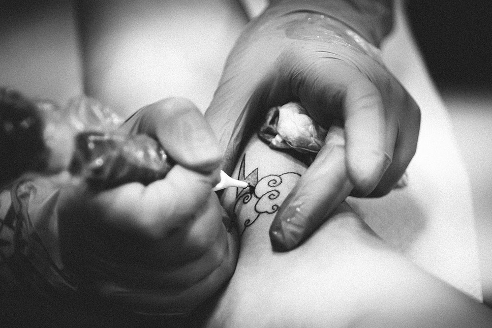 dặm hình xăm có đau không, dặm màu hình xăm có đau không